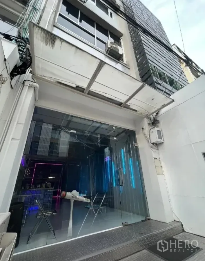 อาคารพาณิชย์ ให้เช่าหรือขายในWatthana, Bangkok - ด้านหน้าทางเข้าอาคารพาณิชย์ หน้ากระจก มีกันสาดและทางลาด ใกล้ BTS พร้อมพงษ์