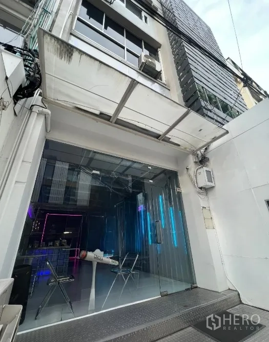 อาคารพาณิชย์ ให้เช่าหรือขายในWatthana, Bangkok - ด้านหน้าทางเข้าอาคารพาณิชย์ หน้ากระจก มีกันสาดและทางลาด ใกล้ BTS พร้อมพงษ์