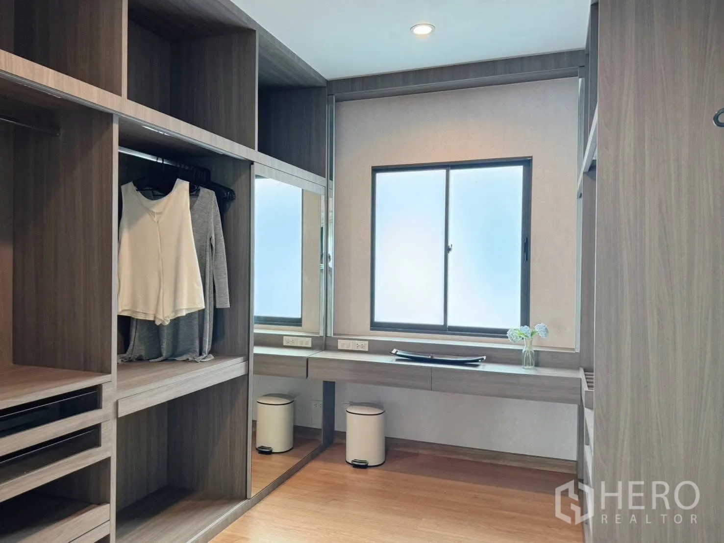 บ้านเดี่ยว for rent or sale in Suan Luang, Bangkok - ห้องแต่งตัววอล์กอิน ตู้บิลต์อิน กระจก และหน้าต่าง