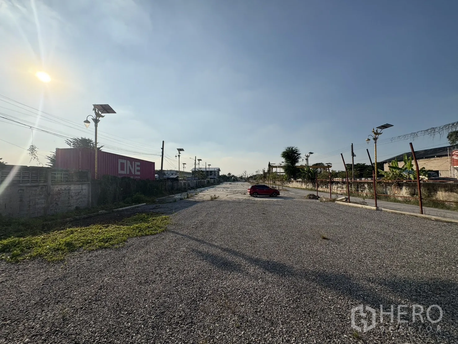 货栈 出租在Bang Phli, Samut Prakan - 超大碎石停车场，配太阳能路灯，适合车队停放。