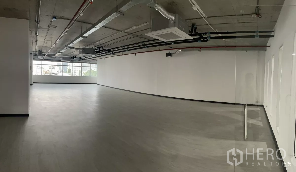 Office Space for rent in Bang Rak, Bangkok - Spacious unfurnished office with exposed ceiling services, ducted AC and large end-to-end windows.