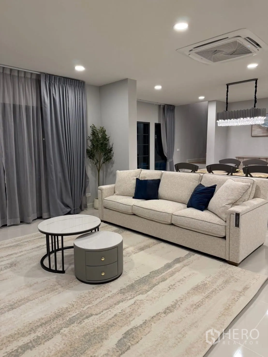 บ้านเดี่ยว for rent in Bang Phli, Samut Prakan - ห้องนั่งเล่นมีพรม โต้ะกลางแบบซ้อน และโซฟา