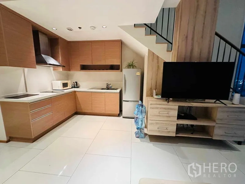 公寓 出租在Bangkok - 开放式木质橱柜厨房，家电齐全，旁接楼梯与电视柜