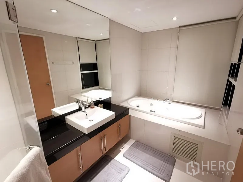 คอนโด ให้เช่าในWatthana, Bangkok - ห้องน้ำในตัวพร้อมอ่างล้างหน้าคู่ กระจกบานใหญ่ และอ่างอาบน้ำบิลท์อิน