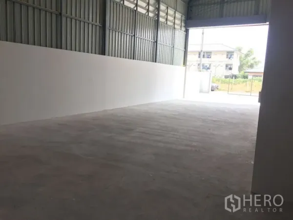 货栈 出售在Khlong Luang, Pathum Thani - 长条形存储区，采光充足，朝向开启的卷帘门。