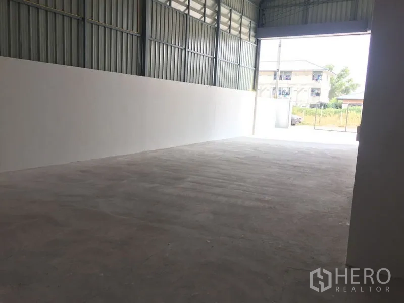 货栈 出售在Khlong Luang, Pathum Thani - 长条形存储区，采光充足，朝向开启的卷帘门。