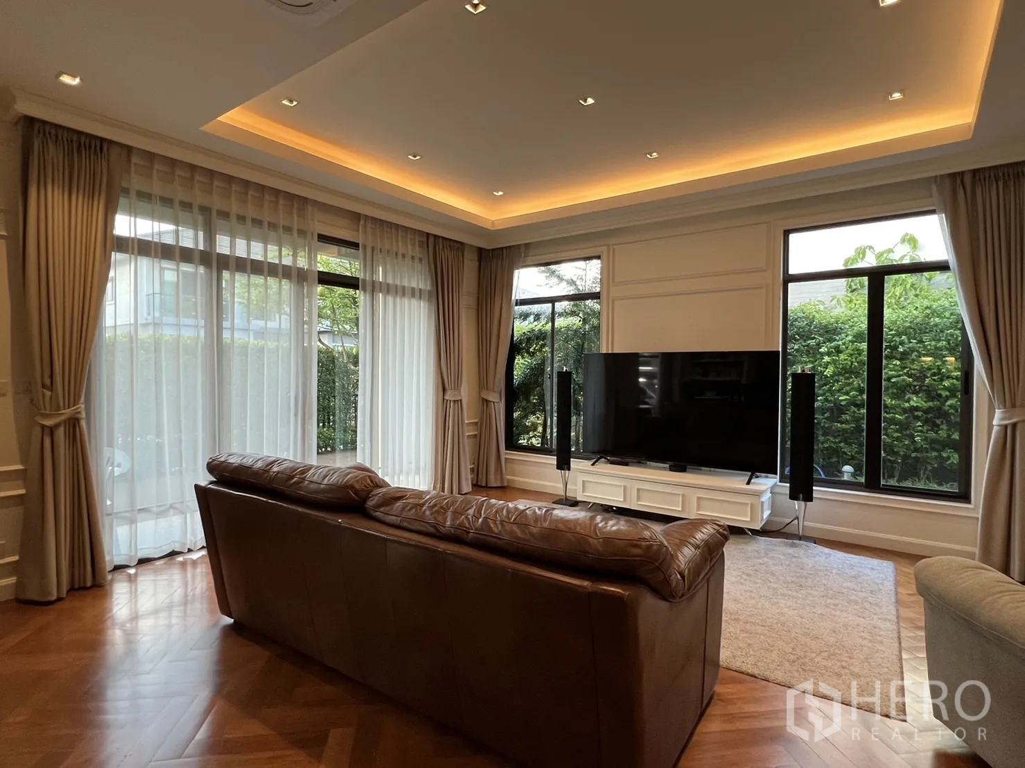 บ้าน ให้เช่าในSuan Luang, Bangkok - ห้องนั่งเล่นมีผ้าม่านสูงจรดเพดานและไฟซ่อน