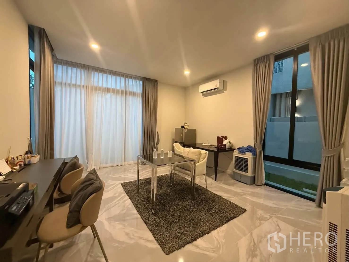 บ้านเดี่ยว for rent in Bang Khen, Bangkok - ห้องทำงานสว่างพร้อมโต๊ะทำงาน เครื่องปรับอากาศ และผ้าม่าน