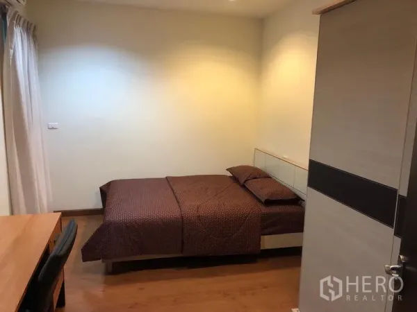 公寓 出租在Ratchathewi, Bangkok - 卧室配双人床、书桌与木地板