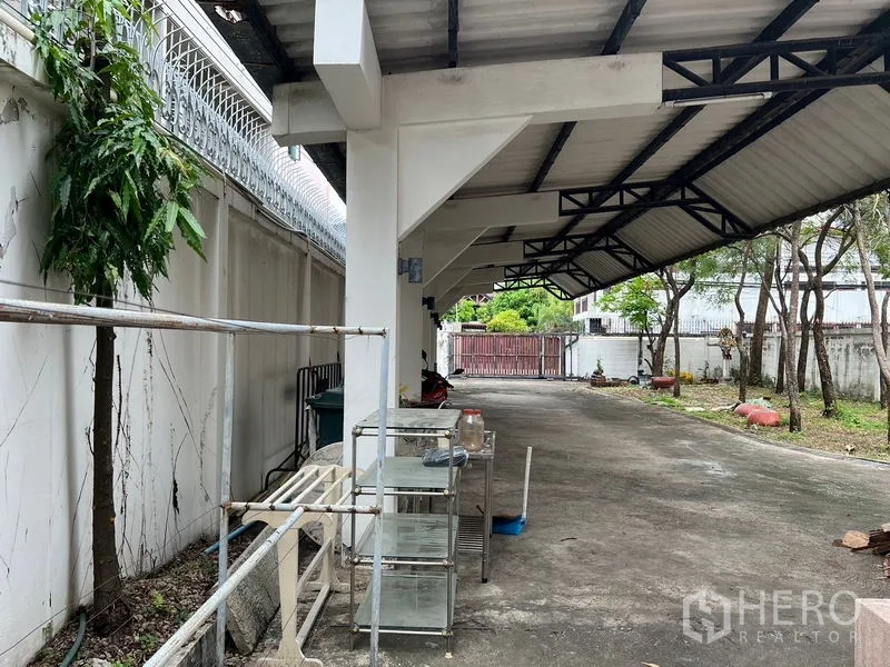บ้าน ให้เช่าในSathon, Bangkok - ใต้โรงจอดรถโครงเหล็ก พื้นที่จอดรถกว้างขนานกำแพงรั้ว