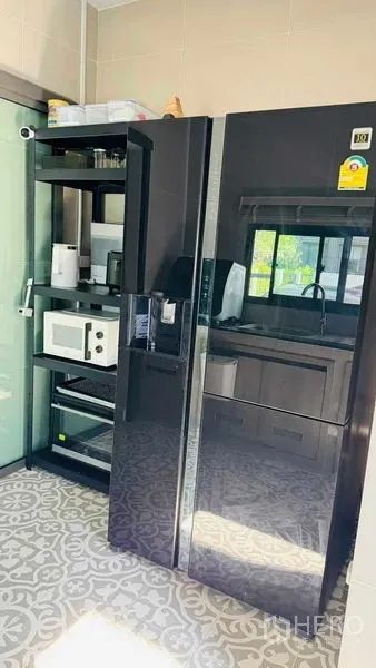 บ้าน ให้เช่าในBang Khun Thian, Bangkok - ห้องครัวปิด ตู้เย็นแบบประตูคู่สีดำ ชั้นวางของ และกระเบื้องลายสวย