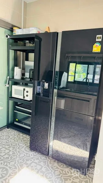 บ้าน ให้เช่าในBang Khun Thian, Bangkok - ห้องครัวปิด ตู้เย็นแบบประตูคู่สีดำ ชั้นวางของ และกระเบื้องลายสวย