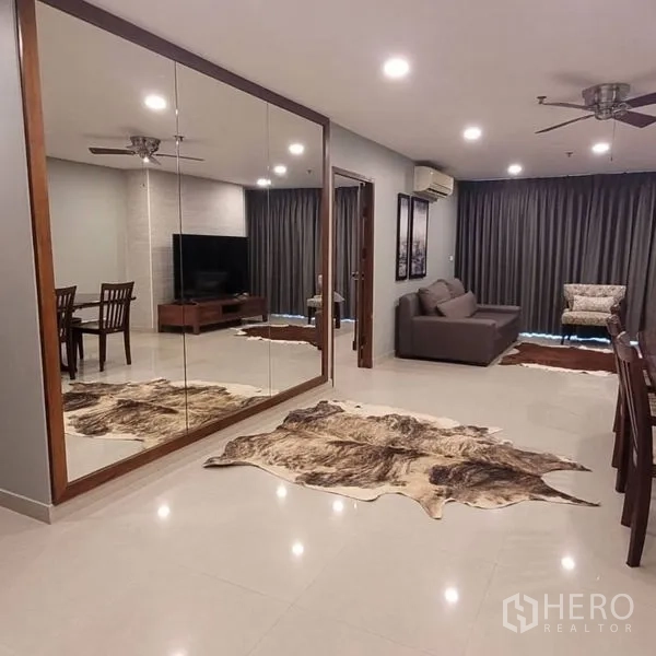 公寓 出租在Watthana, Bangkok - 大型镜面反射带地毯和电视柜的客厅。