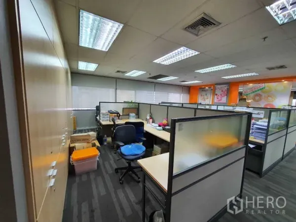 办公空间 出租在Watthana, Bangkok - 开放式办公室，隔断工位、地毯地面、格栅灯和带百叶的大窗。
