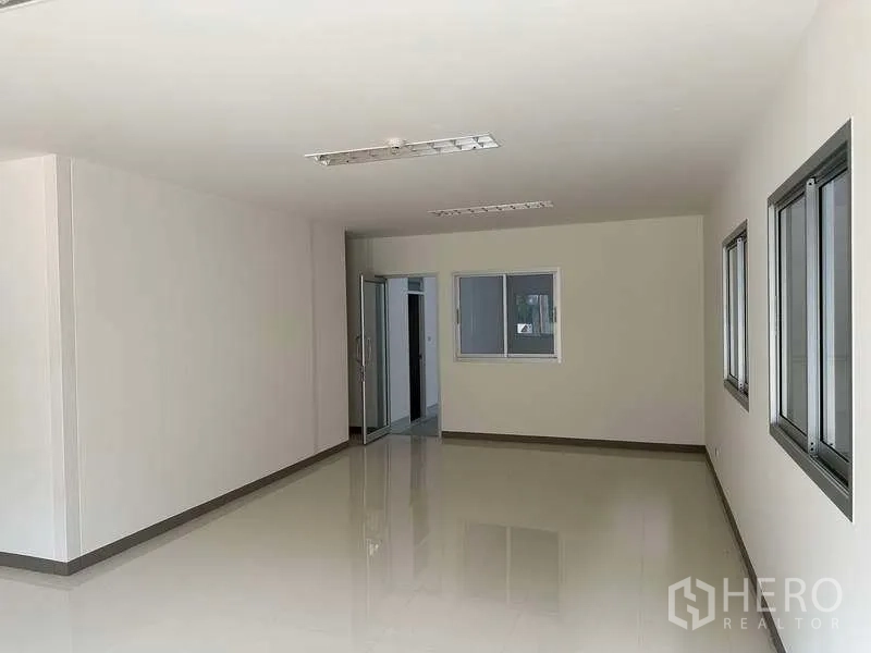 工厂 出租在Bang Phli, Samut Prakan - 另一视角的整洁办公室，带窗与推拉门