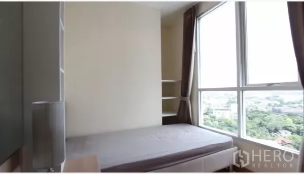 公寓 出租在Watthana, Bangkok - 第二卧室带转角落地窗与开放搁架，视野见绿地。