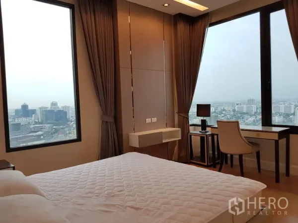 公寓 出租在Chatuchak, Bangkok - 卧室转角设书桌，临近大窗享城市景色，靠近MRT Mo Chit。