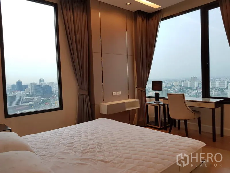 公寓 出租在Chatuchak, Bangkok - 卧室转角设书桌，临近大窗享城市景色，靠近MRT Mo Chit。
