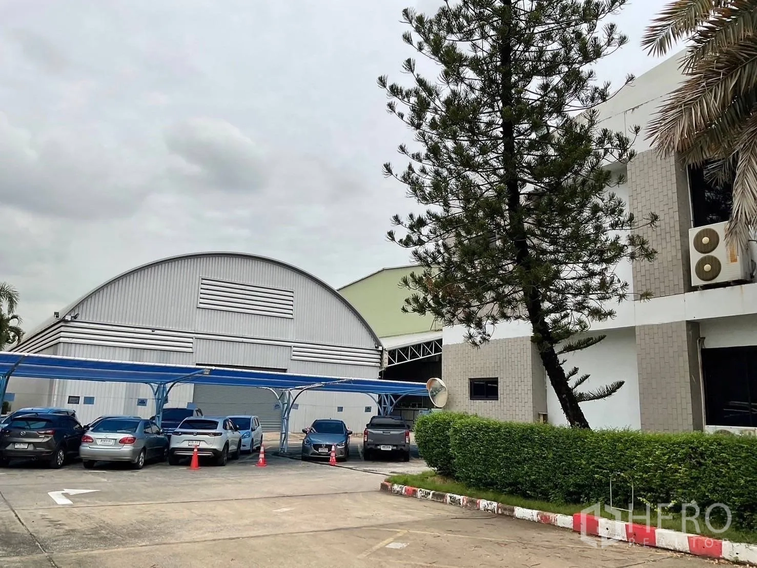 โกดัง for rent in Lak Si, Bangkok - มุมมองภายในโครงการ มีโกดังติดอาคารสำนักงาน พร้อมที่จอดรถมีหลังคาและภูมิทัศน์