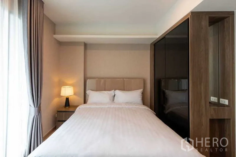 คอนโด ให้เช่าในHuai Khwang, Bangkok - ห้องนอนเตียงควีนพร้อมโคมไฟหัวเตียงและตู้เสื้อผ้าบิลท์อิน