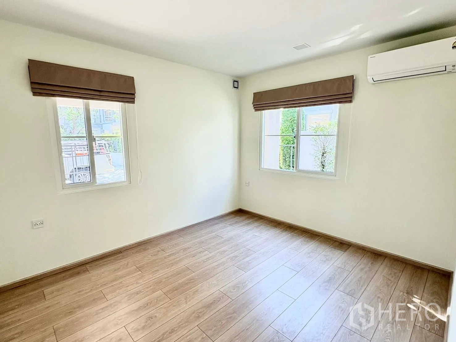 บ้าน for rent in Bang Phli, Samut Prakan - ห้องเอนกประสงค์พื้นลายไม้ มีหน้าต่างสองบานและแอร์ติดผนัง