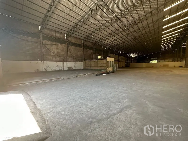 Warehouse for rent in Suan Luang, Bangkok - Spacious Suan Luang Bangkok warehouse interior with high steel truss roof and concrete floor.