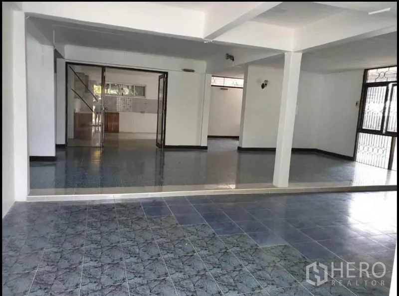 独立式住宅 出租在Lat Phrao, Bangkok - 客餐厅一体空间，通过推拉门与厨房及楼梯衔接。