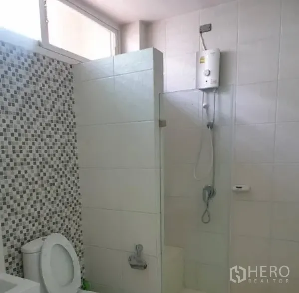 Townhouse for rent or sale in Yan Nawa, Bangkok - Bathroom with mosaic accent wall, glass shower screen and electric water heater.