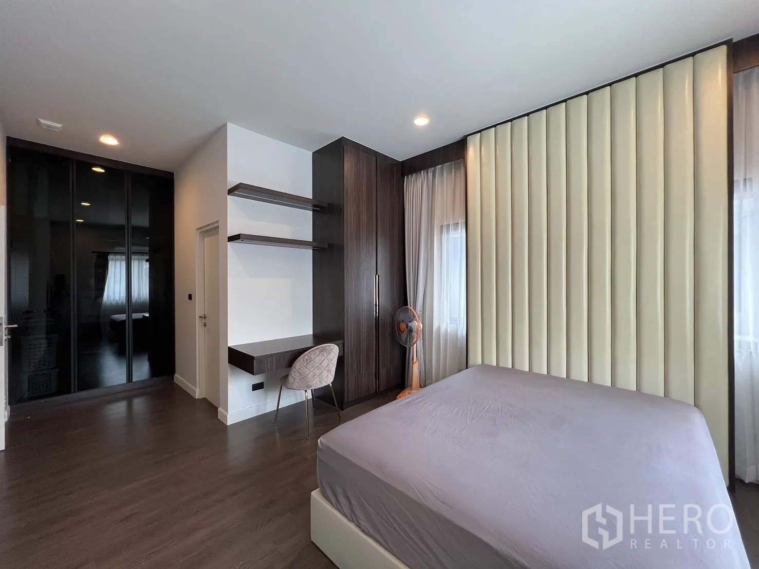 บ้าน ให้เช่าหรือขายในBang Kapi, Bangkok - ห้องนอนที่สอง พร้อมชั้นวาง ตู้เสื้อผ้า และมุมทำงาน