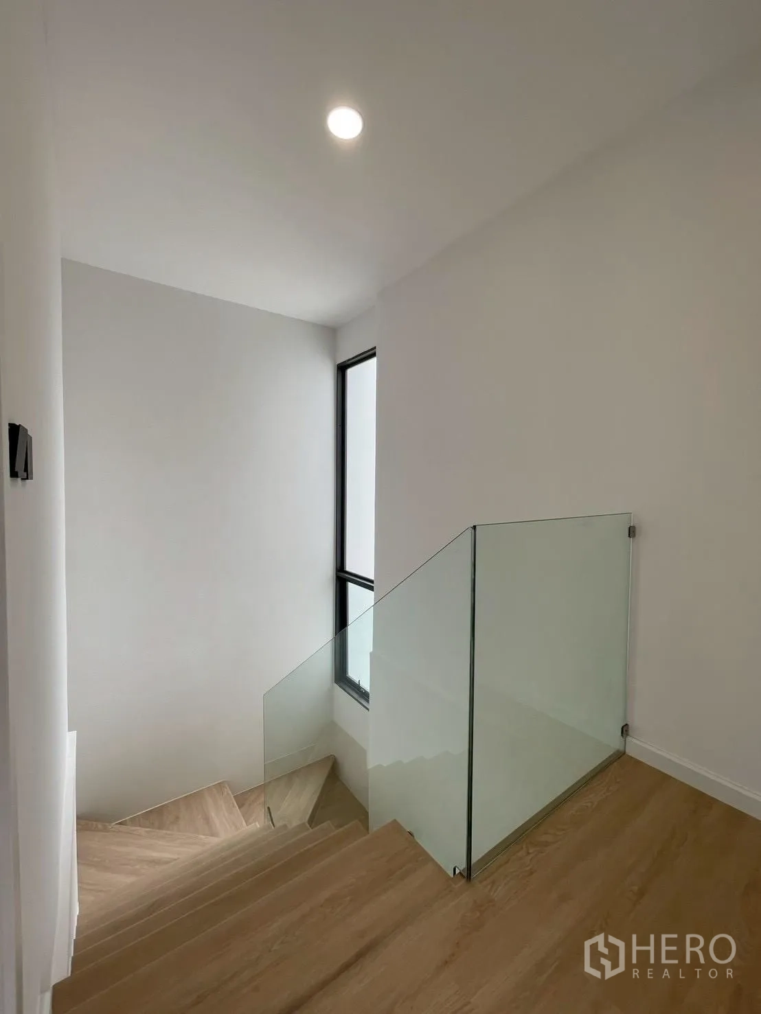บ้านเดี่ยว for sale in Chatuchak, Bangkok - บันไดขั้นไม้พร้อมราวกันตกกระจกใสและช่องแสงสูง