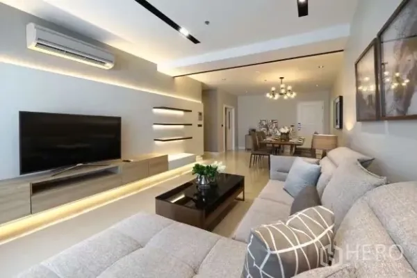 公寓 出租在Watthana, Bangkok - 开放式客餐厅，转角沙发、电视柜与温暖的氛围灯光。