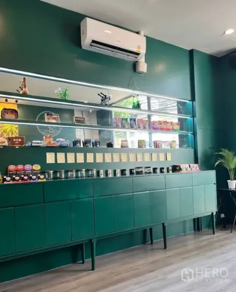 零售空间 出租在Watthana, Bangkok - 长型展示柜配玻璃层板、产品罐与空调