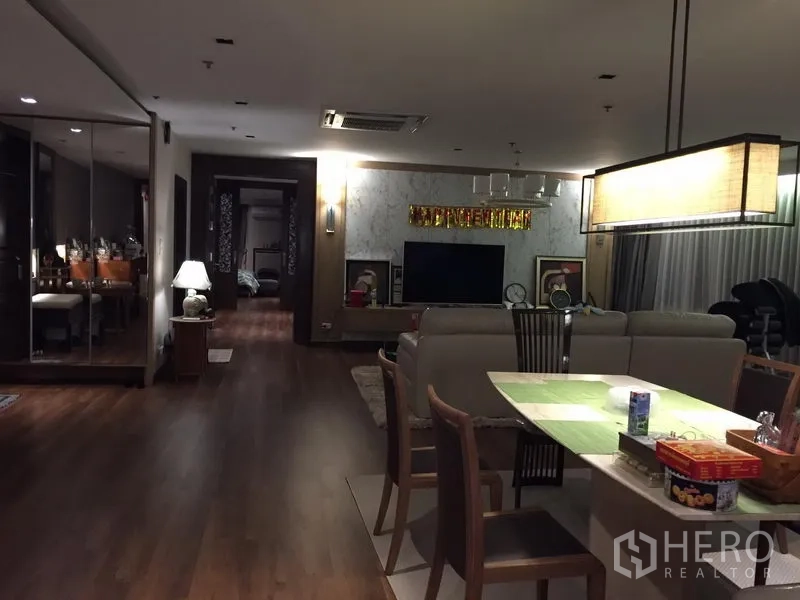 公寓 出售在Watthana, Bangkok - 宽敞客餐厅，电视背景墙与木地板