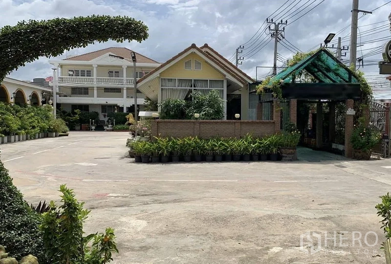 คลังสินค้า ให้เช่าในPhra Pradaeng, Samut Prakan - ประตูทางเข้าและลานคอนกรีตพร้อมศาลาและไม้ประดับในโครงการอุตสาหกรรม