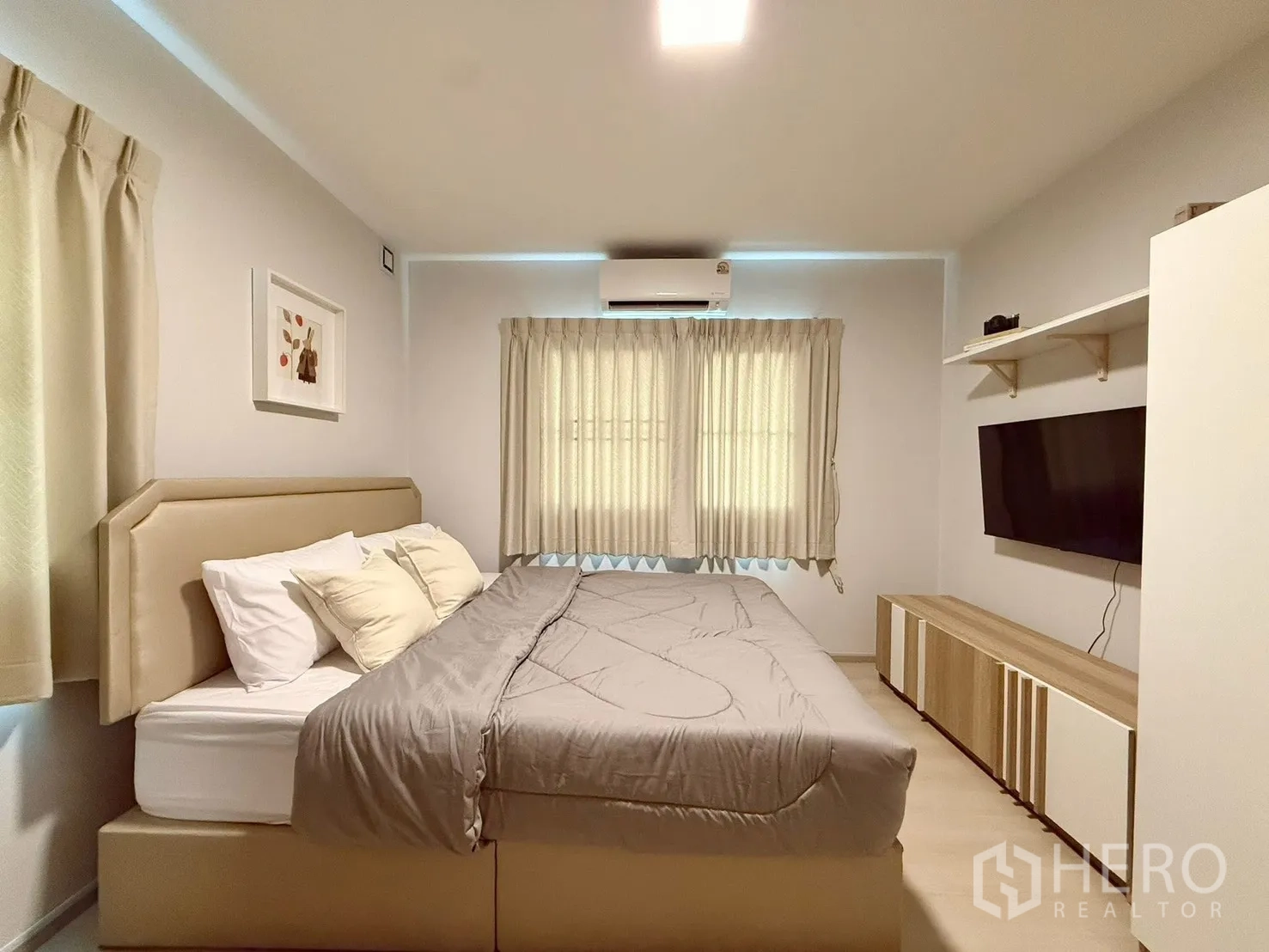 Detached House for rent in Bang Phli, Samut Prakan - Bedroom with king-size bed, TV, air conditioner, and soft curtains.