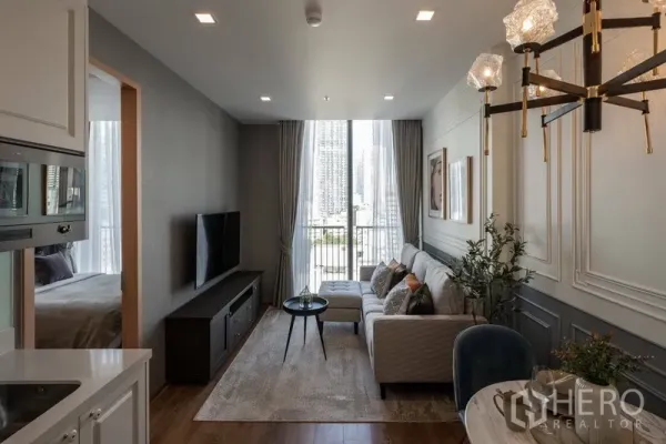 公寓 出租在Watthana, Bangkok - 优雅客厅，墙面线条装饰、沙发与阳台，可眺望曼谷天际线。