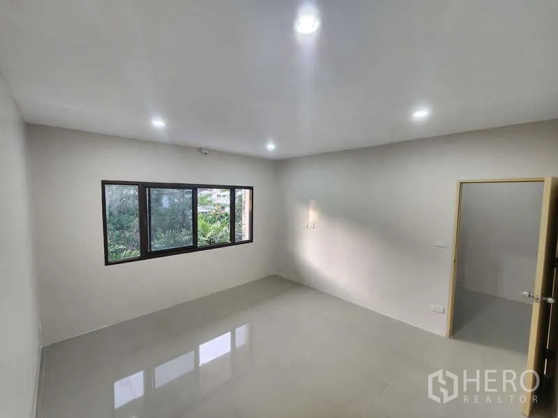 联排别墅 出租在Wang Thonglang, Bangkok - 大卧室，宽幅窗户与亮面地砖。