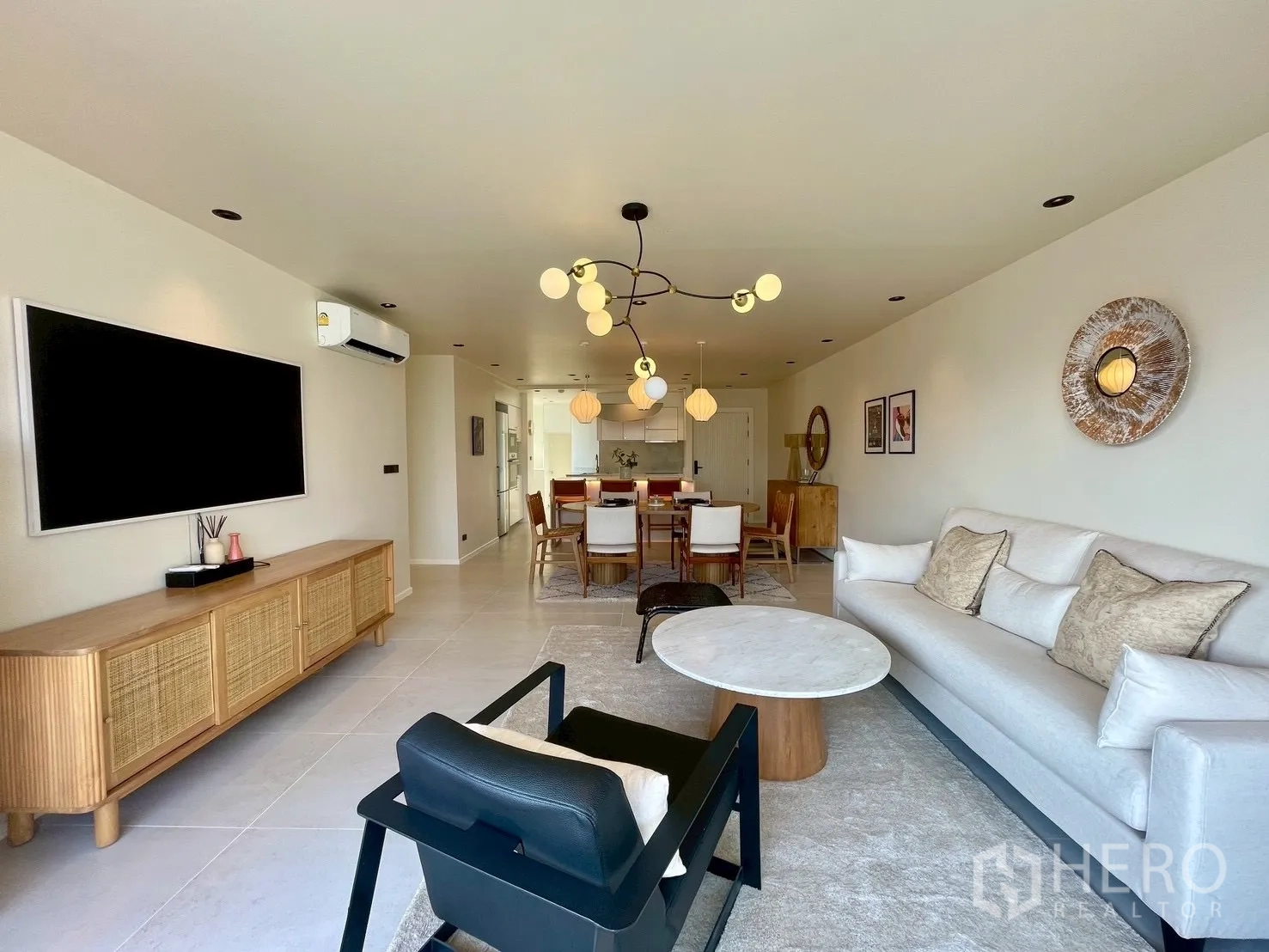 คอนโด for sale in Watthana, Bangkok - ห้องนั่งเล่นและรับประทานอาหารแบบโอเพนสเปซพร้อมชันเดอเลียร์สมัยใหม่