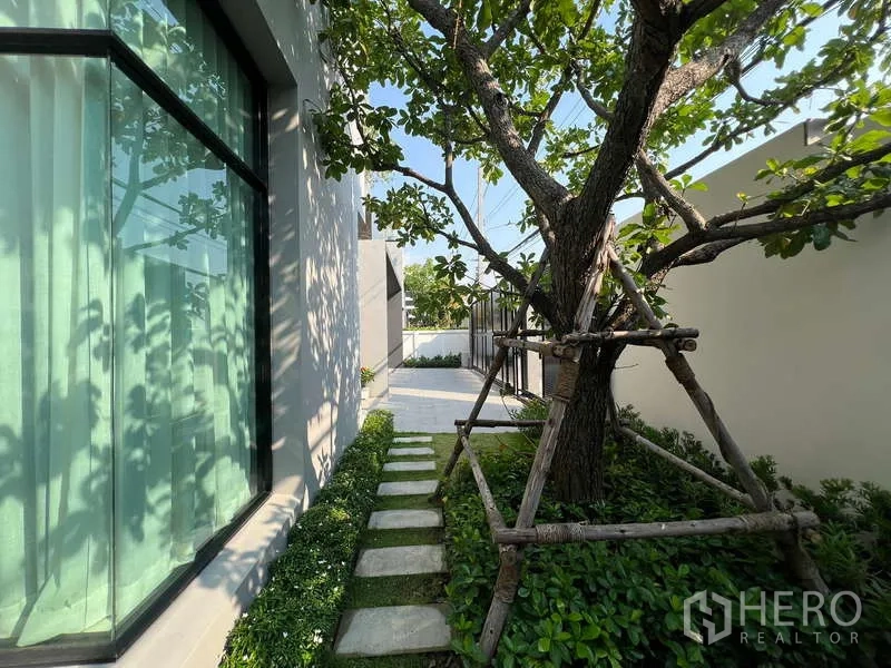 บ้าน ขายในSuan Luang, Bangkok - ทางเดินสวนข้างบ้าน ต้นไม้ใหญ่และแผ่นบันไดคอนกรีต
