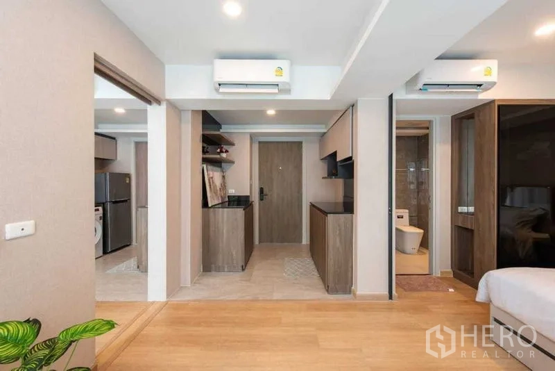 คอนโด ให้เช่าในHuai Khwang, Bangkok - โถงทางเข้าพร้อมเคาน์เตอร์ครัวสองฝั่งและห้องน้ำติดโถง