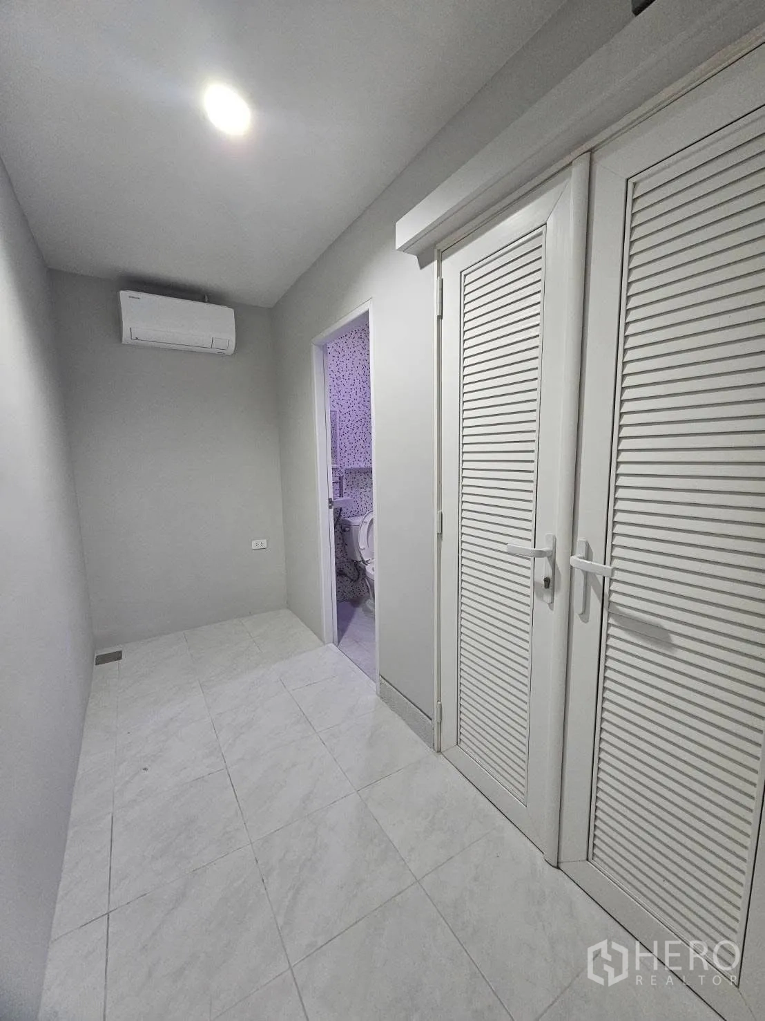 Detached House for rent or sale in Bang Phli, Samut Prakan - Narrow air-conditioned room with closet doors and a door to the bathroom.