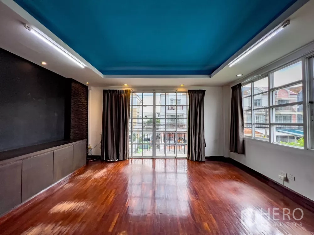 带办公室的家 出租在Lat Phrao, Bangkok - 大开间办公区，蓝色吊顶与阳台门，朝向街景。