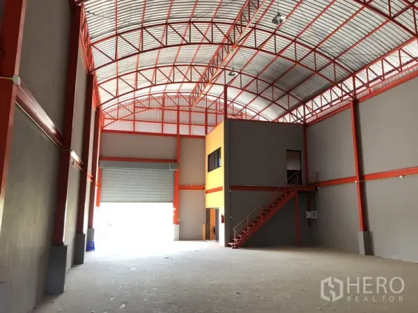 คลังสินค้า ให้เช่าในNonthaburi - ภายในโกดังมีช่องโหลดประตูม้วนและออฟฟิศชั้นลอยพร้อมบันไดเหล็ก