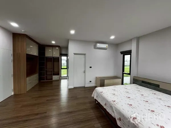 独立式住宅 出租或出售在Lat Krabang, Bangkok - 卧室配内置衣柜、木地板与壁挂空调。