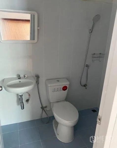 货栈 出租在Bueng Kum, Bangkok - 整洁的卫生间，配有坐便器、洗手盆和花洒淋浴。