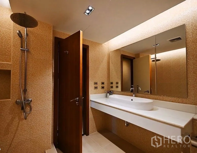 คอนโด ให้เช่าในPathum Wan, Bangkok - ห้องอาบน้ำพร้อมเรนชาวเวอร์ กระจกบานใหญ่ และเคาน์เตอร์สีขาว