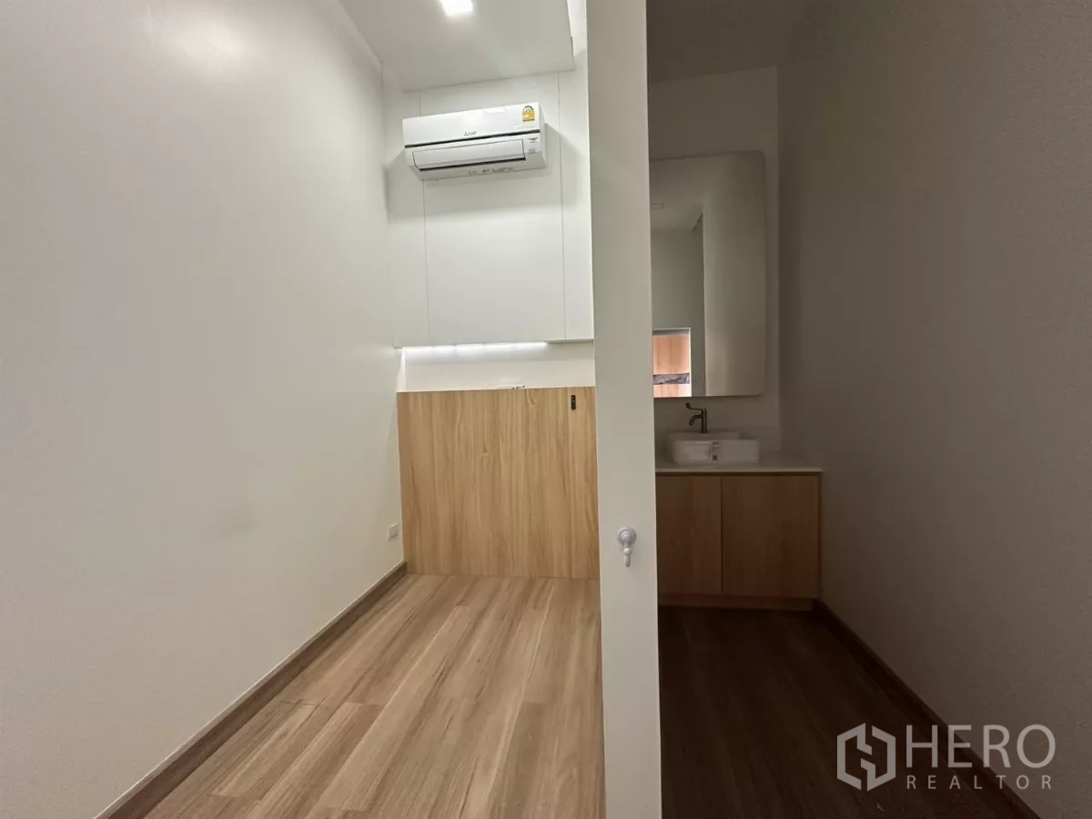 Retail Space for rent in Phra Khanong, Bangkok - Private treatment room with air‑conditioning and vanity with mirror.
