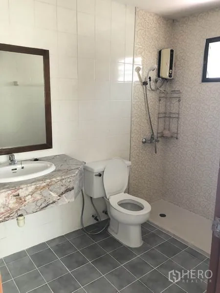 带办公室的家 出租在Huai Khwang, Bangkok - 瓷砖浴室，带淋浴区、热水器、洗手台和坐便器。