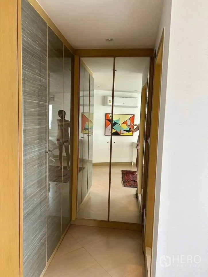 公寓 出租或出售在Yan Nawa, Bangkok - 走廊配镜面衣柜与内置柜体。
