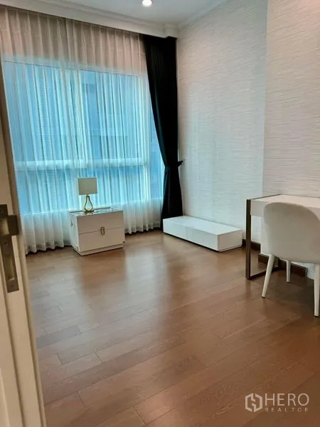 公寓 出售在Ratchathewi, Bangkok - 灵活的次卧或书房，配书桌与大窗户。